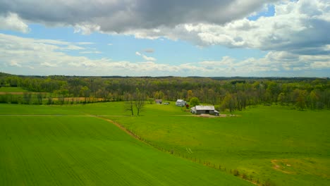 Luftaufnahme-Eines-Landhauses-Mit-Wunderschönem-Blauen-Himmel-Und-Wolken-Und-üppigem-Grünem-Gras