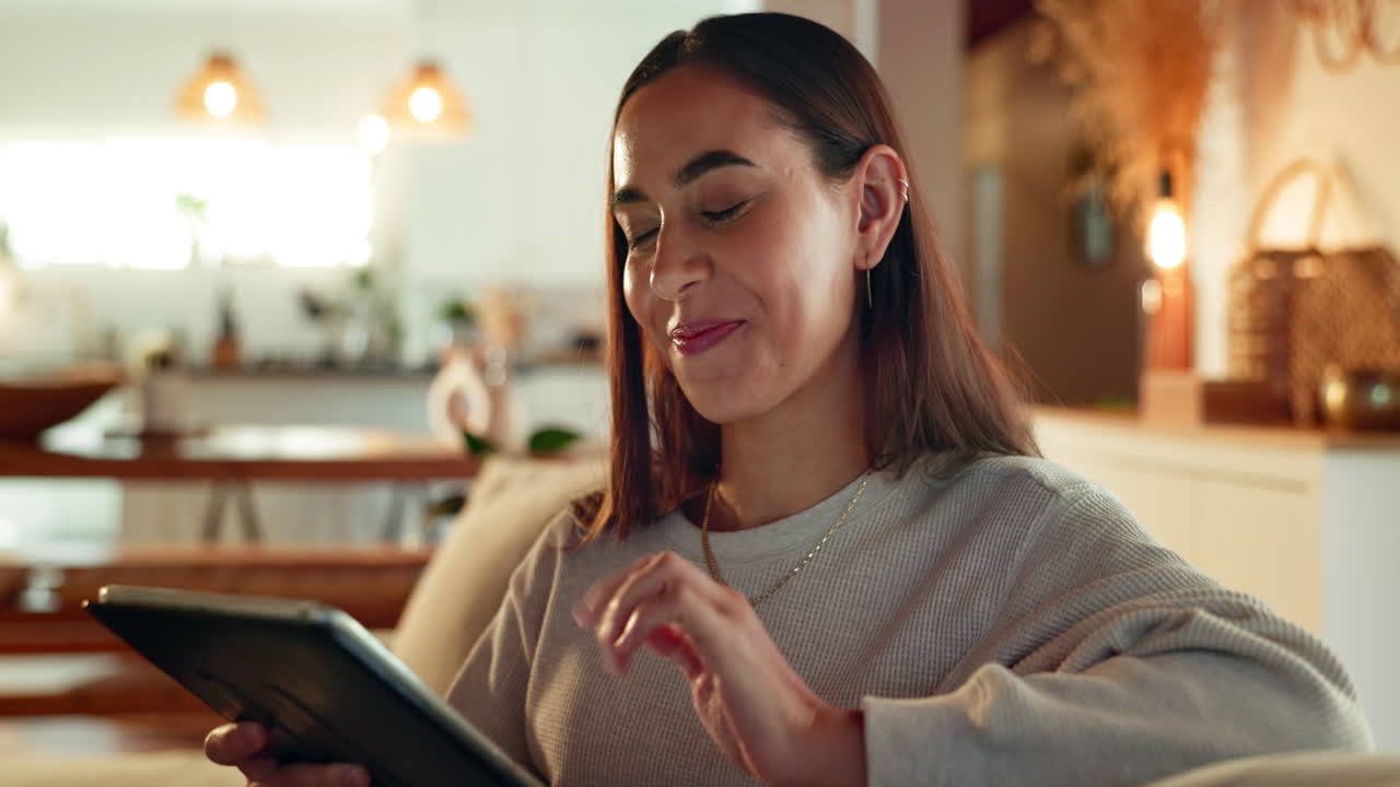 mujer que usa tableta en el hogar