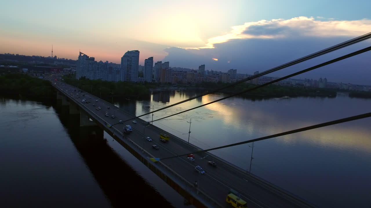 저녁 도시 에서 강 다리 에 있는 자동차. 공중 전망 저녁 도시 풍경