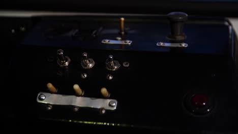 panel de control antiguo con interruptores