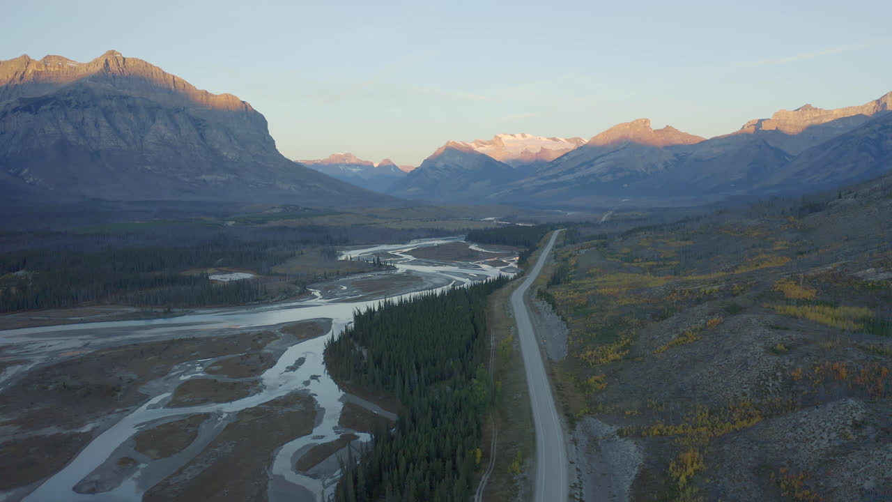 vista aérea de un río y una carretera con montañas rocosas canadienses cerca de nordegg en el centro-oeste de alberta, canadá