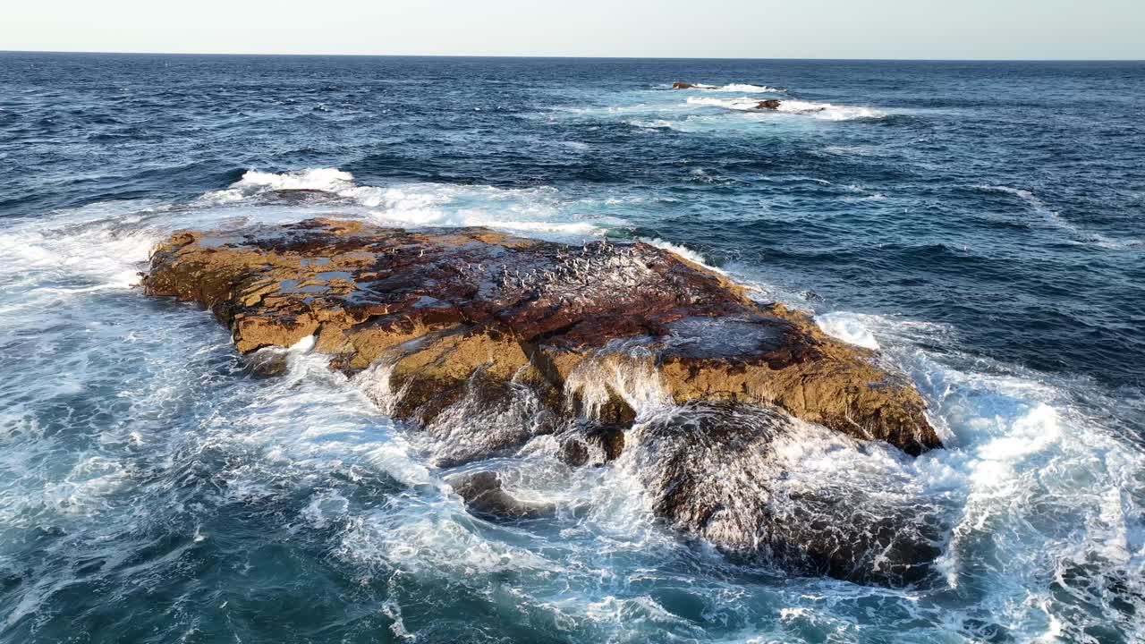 fotografía estática de bajo ángulo de una pequeña isla rocosa frente a la costa de la isla de stradbroke
