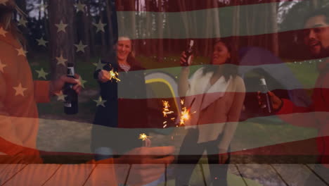 animación de la bandera de américa sobre diversos amigos bebiendo cervezas campamento divirtiéndose con chispas