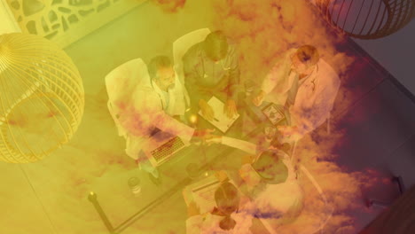 animación de médicos sentados en una mesa y estrechando las manos