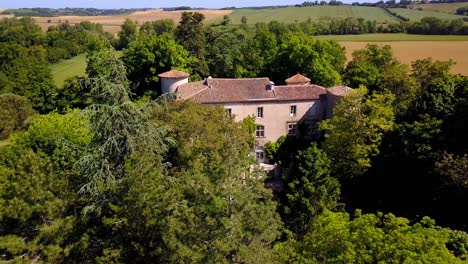 Langsame-Luftaufnahme-Eines-Burgähnlichen-Schlosses-Im-Süden-Frankreichs
