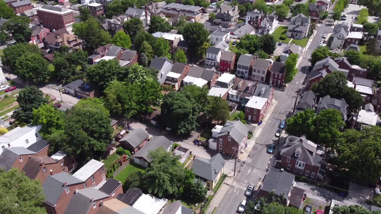 vista de drones sobre los edificios de una ciudad en pennsylvania