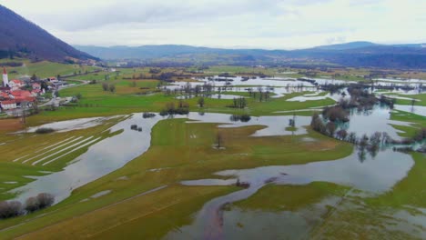 Drone-Volando-Sobre-Campos-Inundados-Cerca-De-Un-Pueblo