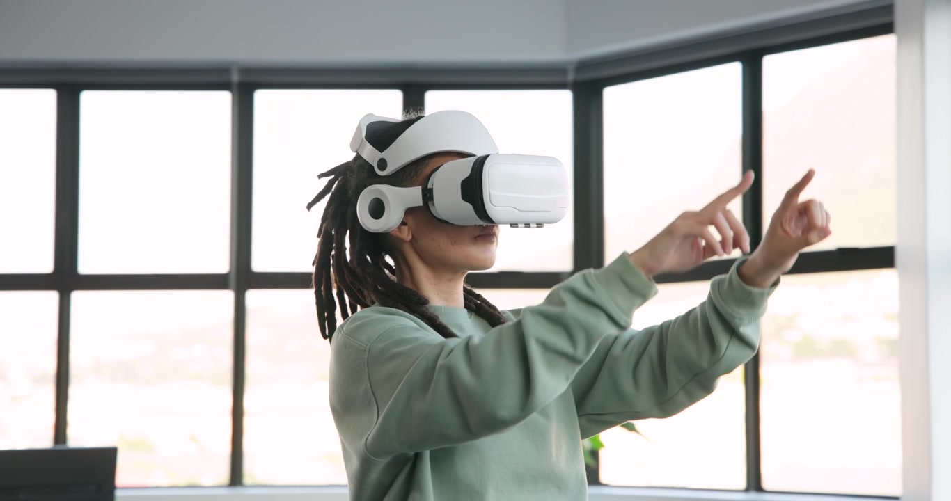 Ikke-binær afrikaner iført hvidt VR-headset, salviegrøn top, guidet af brugerflade-signaler, tapper på et vindue