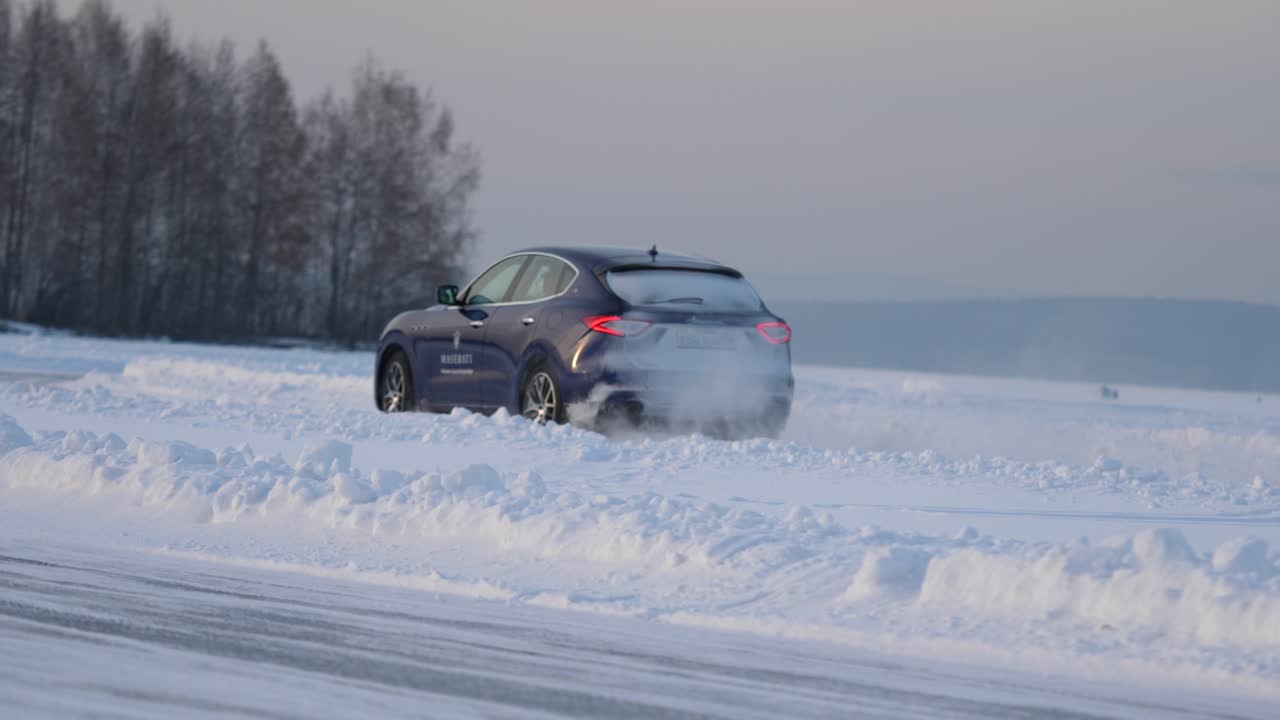 눈 인 얼음 트랙 에서 자동차 를 운전 하는 것