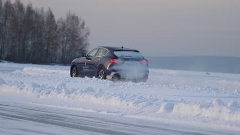 coche conduciendo en una pista helada nevada