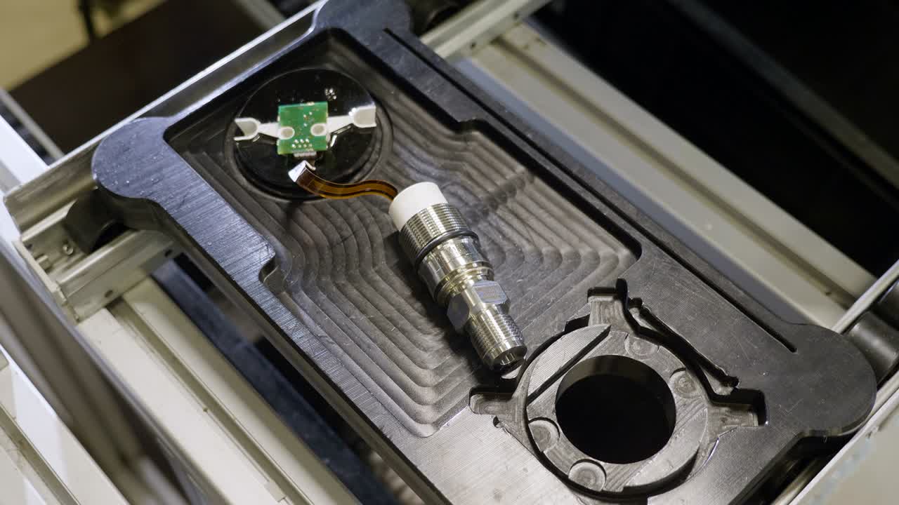 motion around finished metal detail on support