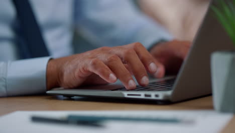 Businessman-hands-typing-on-laptop-computer.-Professional-using-modern-computer