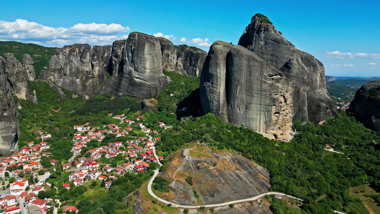 카스트라키 (kastraki) 라는 오래된 마을의 공중 풍경, 배경에 있는 거대한 절벽, 화려한 그리스.