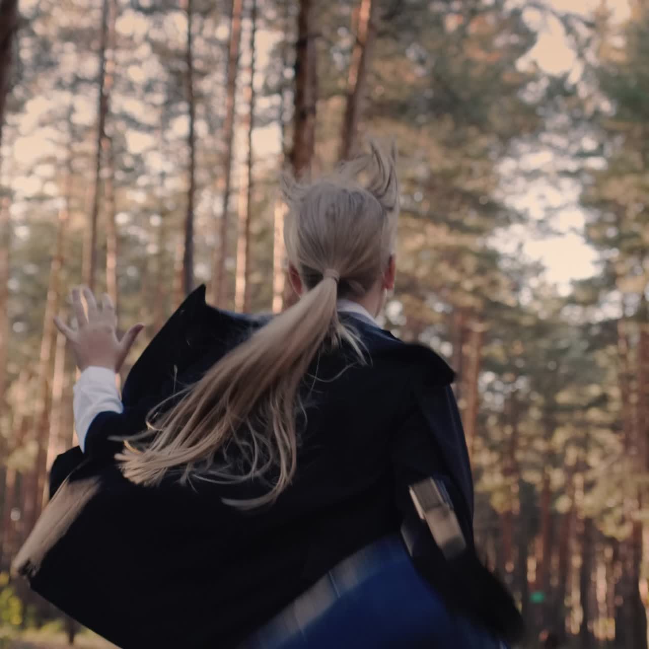 una chica alegre con una mochila escolar corre por el parque 1