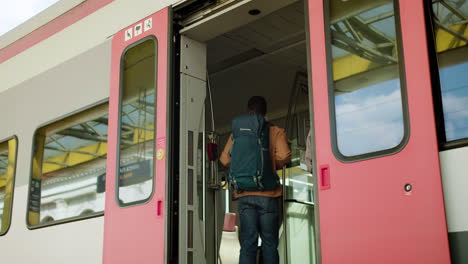 Amigos-Viajando-En-Tren