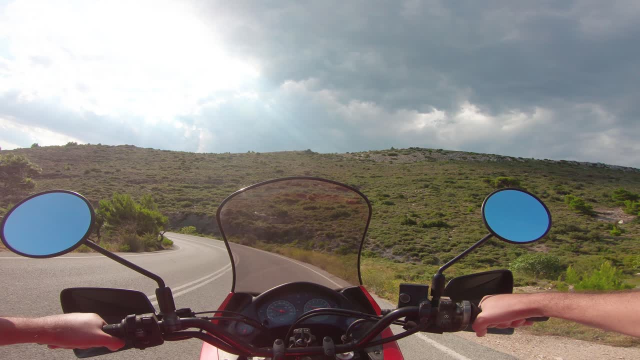 montando una motocicleta en la montaña penteli en grecia