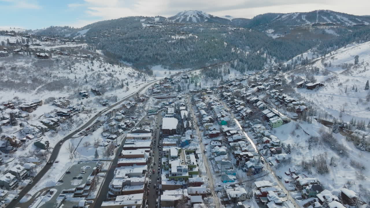 Brzký ranní let nad zasněženým údolím s horami, natočeno na DJI Mavic 3