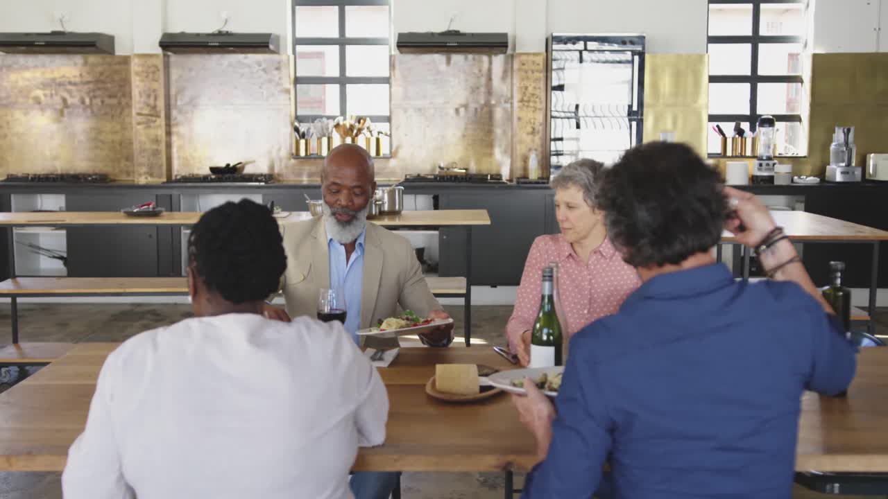 amigos comiendo juntos y bebiendo vino
