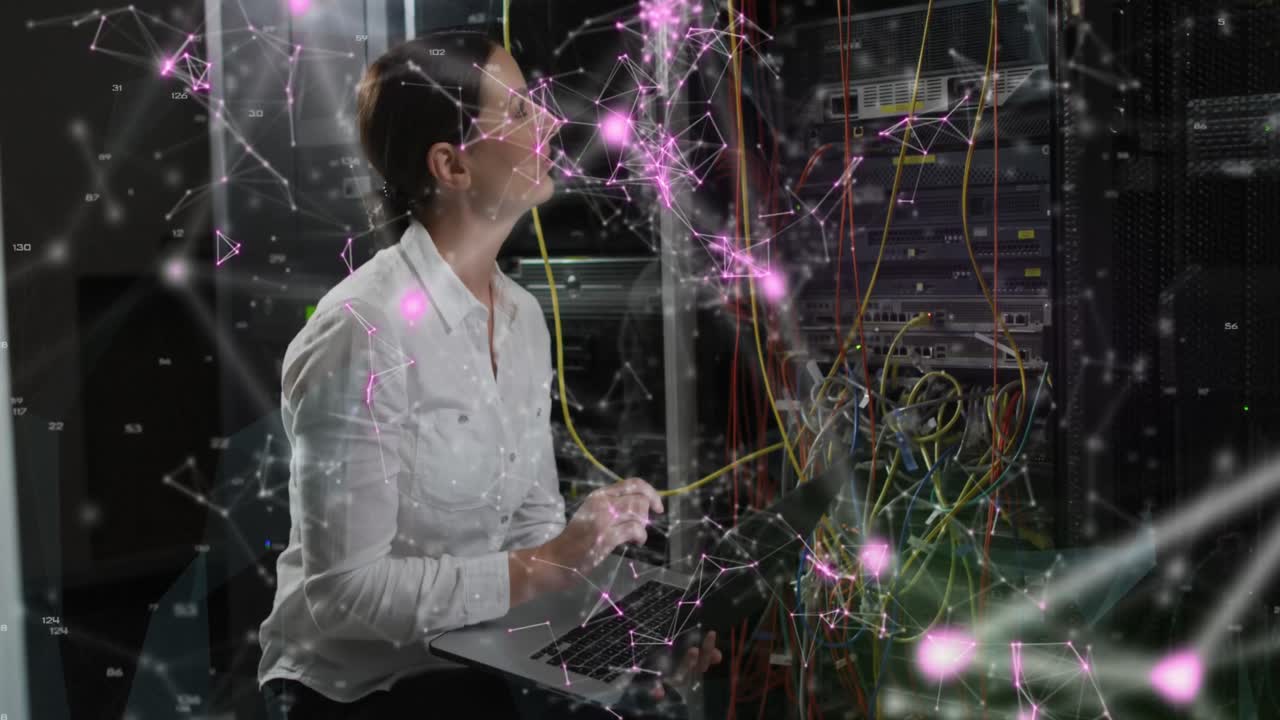 animación de código qr sobre una trabajadora caucásica en la sala del servidor