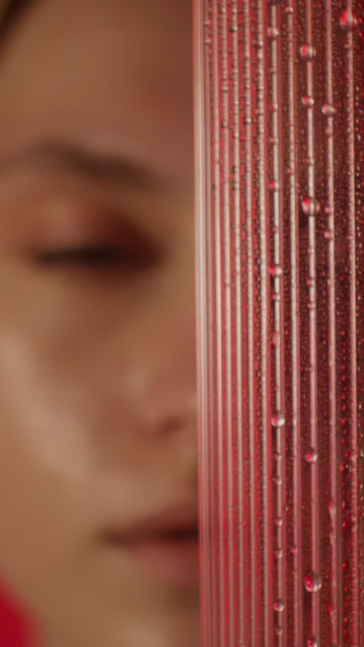 Donna e una bevanda rossa