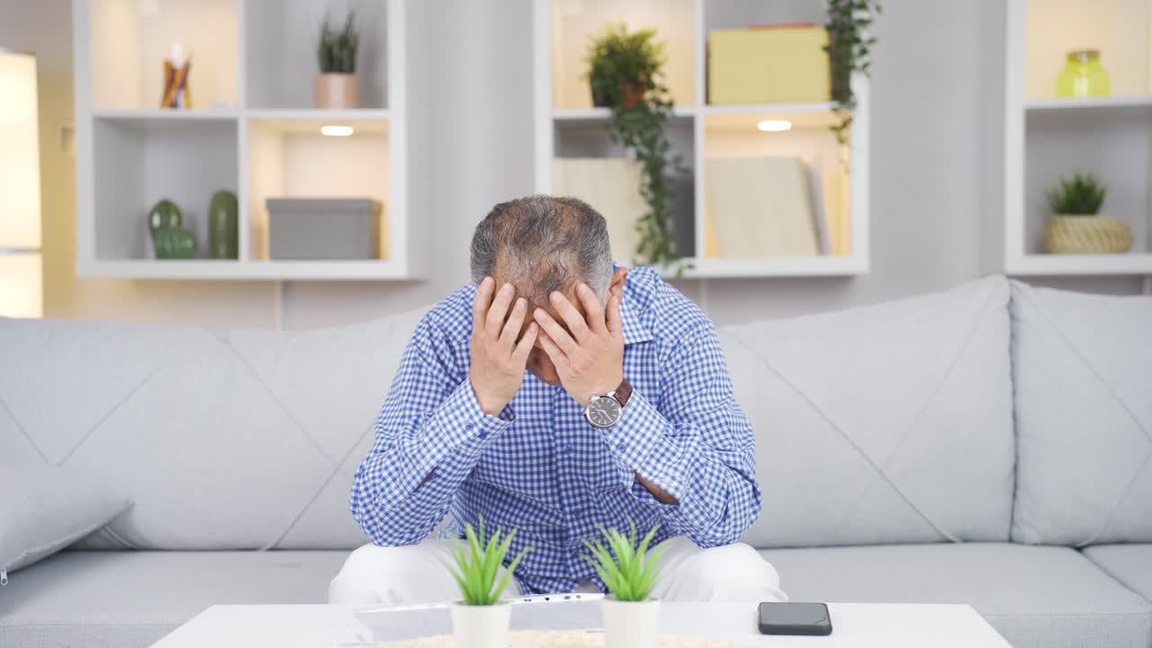 폭력적인 서류 작업에 대해 짜증나는 사람.