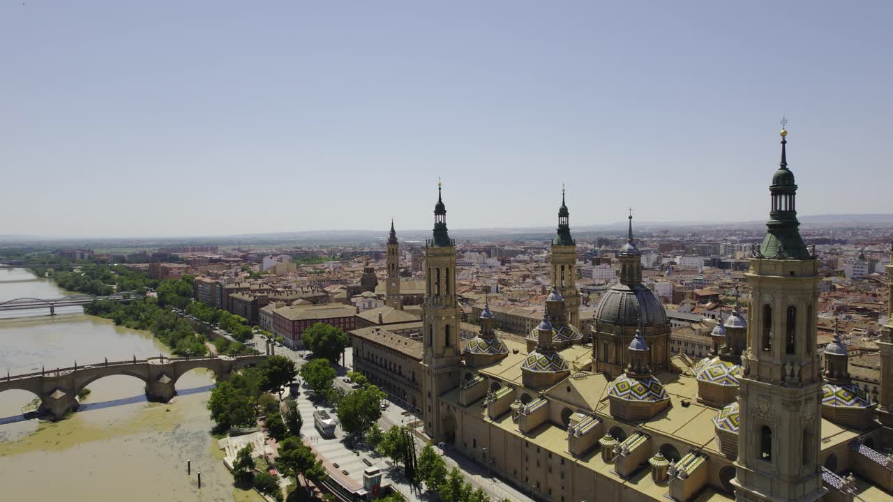 Vista aerea della Basilica di Nostra Signora del Pilar e del fiume Ebro a Saragozza, Spagna