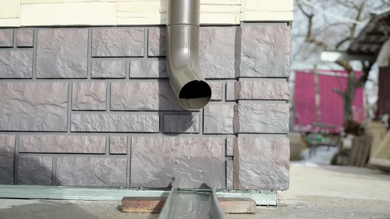 수자원을 보존하는 개념: 은 날의 여름 방울, 줄을 통해 지붕에서 은 물방울이 흘러내리며, 봄의 상징으로 지붕에서 태양에 눈이 녹는, 아프리카 국가들을 위해 깨한 물을 보존하는 아이디어.