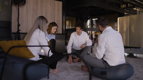 reunión de equipo en una oficina moderna