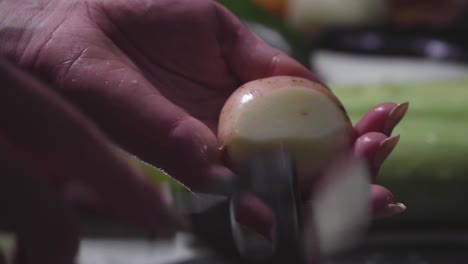 las manos de las mujeres lavan, pelan y cortan las verduras en estofado de verduras
