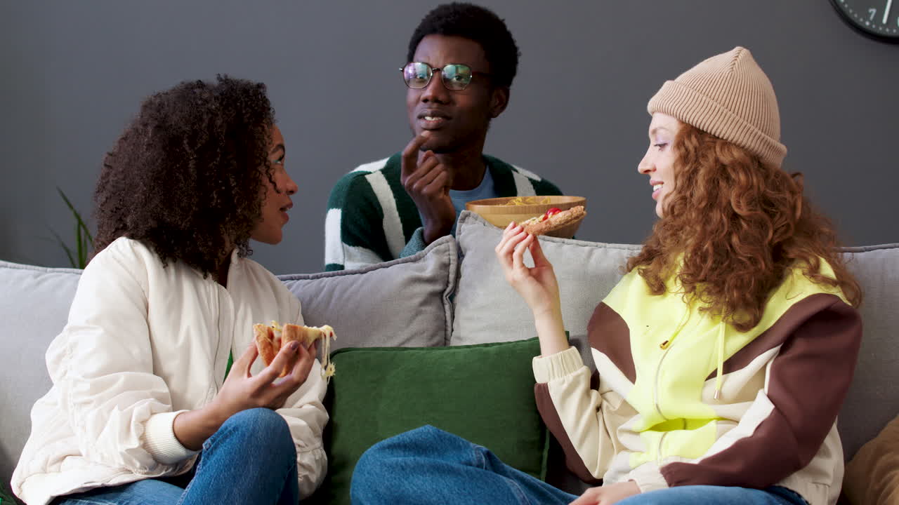세 친구가 집에서 식사를 하고 있다