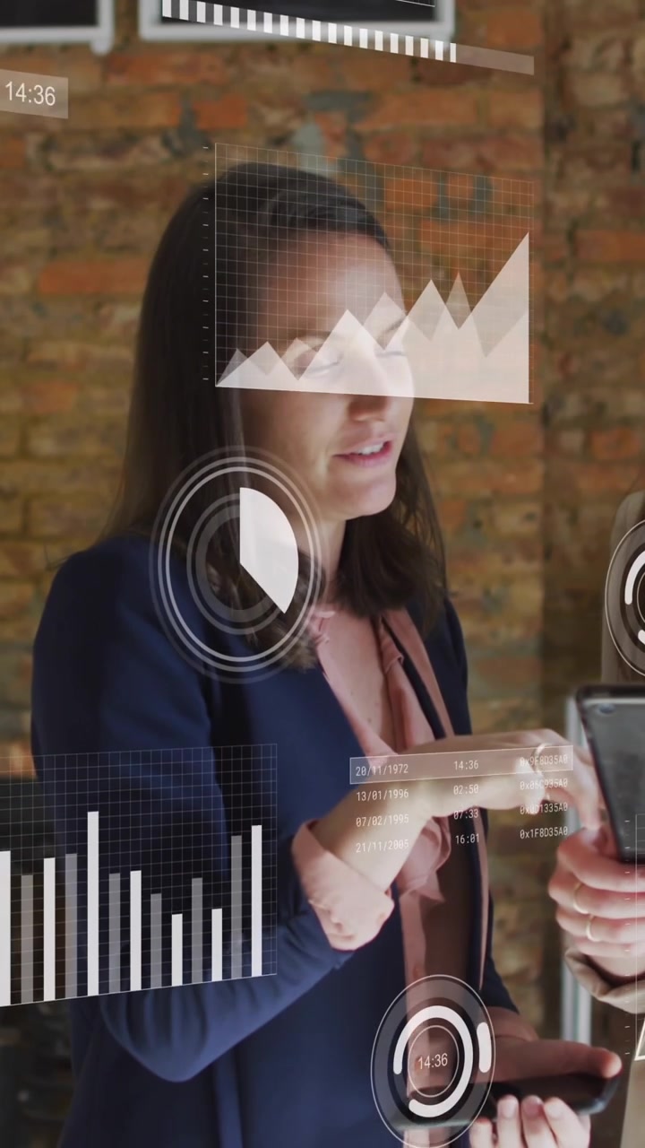 Animazione di elaborazione dati statistici su due donne caucasiche che discutono davanti a un tablet digitale