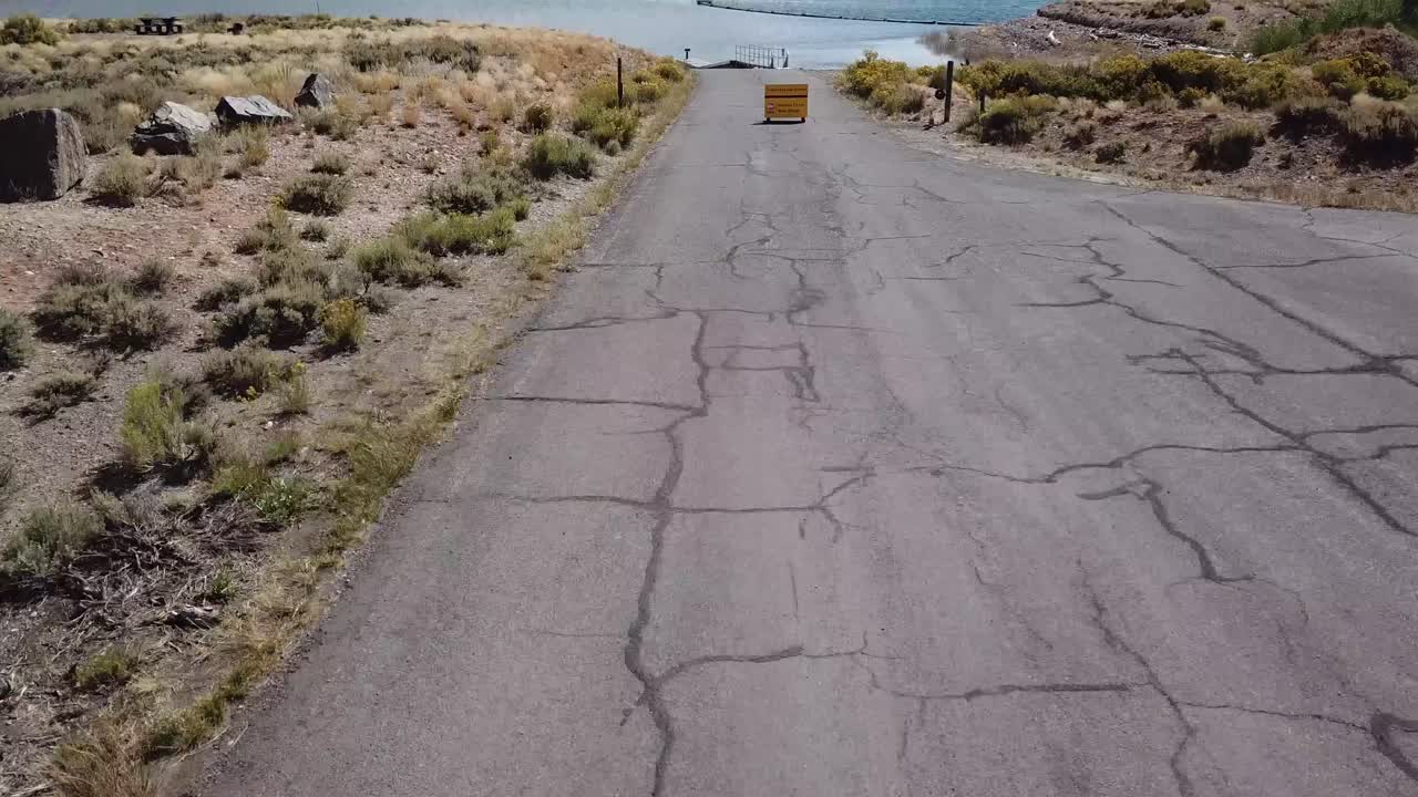 캘리포니아의 호수 4k 공중 샷 팬을 물까지