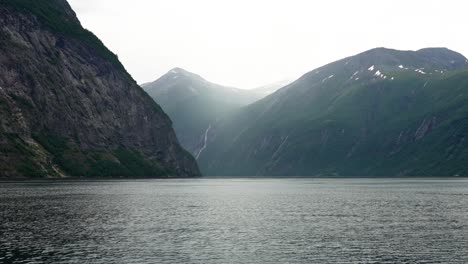 Montañas-Que-Rodean-El-Fiordo-De-Geiranger-En-Noruega.