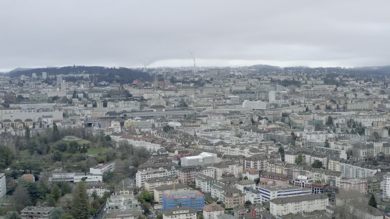 Vista aerea con drone dello splendido centro città svizzero di Losanna, situato sul Lago di Ginevra in Svizzera durante l'inverno, Europa.