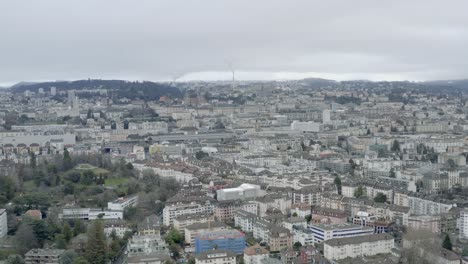 Antena-De-Drones-Del-Hermoso-Centro-De-La-Ciudad-Suiza-De-Lausana-Ubicado-En-El-Lago-De-Ginebra-En-Suiza-Durante-El-Invierno,-Europa