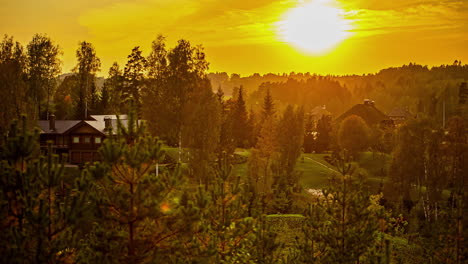 Zeitraffer,-Idyllischer-Sonnenuntergang-über-Dorfhäusern-Und-Ruhige-Landschaft