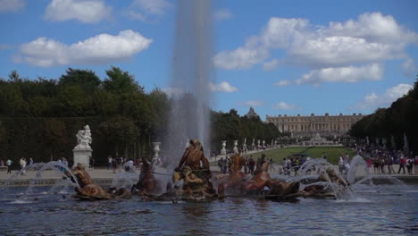 Cámara-Lenta-De-Una-Fuente-En-Los-Jardines-De-Versalles