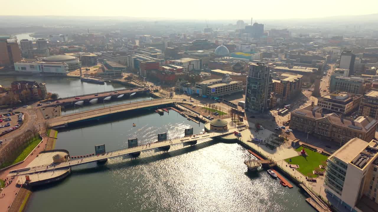 Video aereo avanzato in 4K 60FPS del fiume Lagan e dei ponti Lagan nel centro di Belfast, Irlanda del Nord. Prodotto in formato 3840x2160 con colori Rec709.