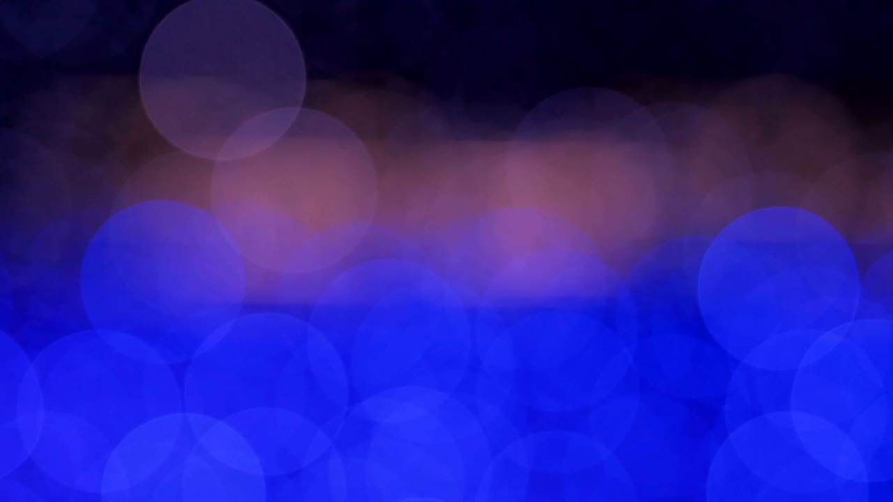 Sfondo astratto blu notturno sfocato con un bel bokeh. Bokeh di luci di Natale sfocate. Panoramica attraverso la sfocatura
