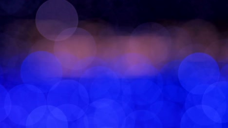 el fondo azul abstracto de la noche está desfocado con un bonito bokeh. luces de navidad borrosas bokeh. panorámica a través del borrón.