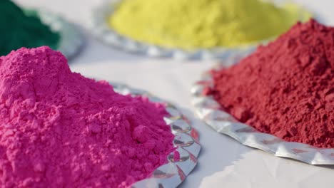 Nahaufnahme-Der-Gulal-Holi-Farben-Auf-Dem-Teller