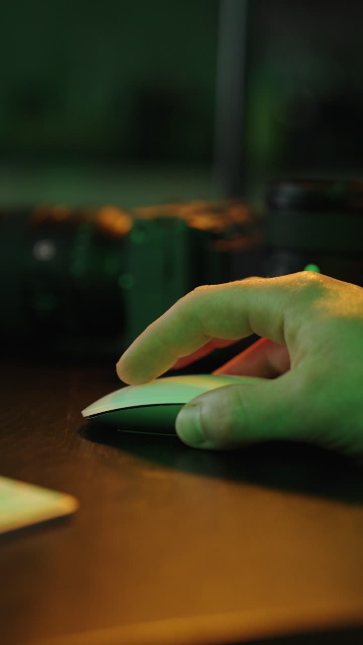 - desplazamiento vertical de la persona en el ratón de la computadora en un entorno interior oscuro