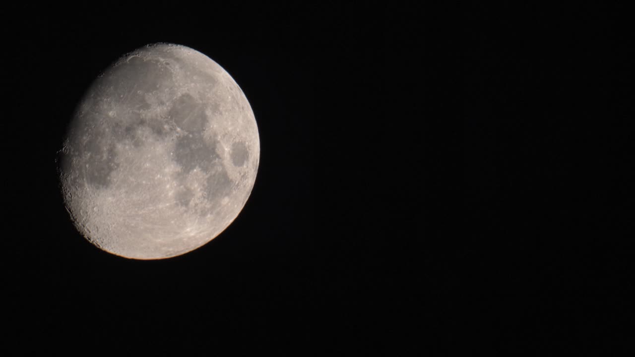 프레임을 가로질러 이동하는 달을 닫습니다.