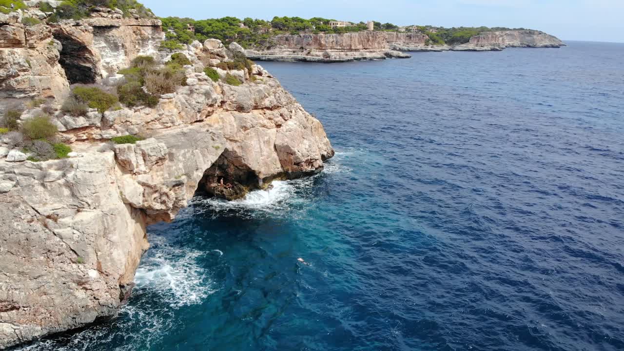 Vista aerea della spettacolare costa spagnola, con grotte rocciose, faraglioni e archi naturali