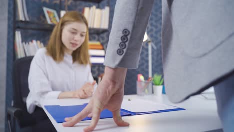 solicitud de trabajo. una joven mujer de negocios está solicitando un trabajo.