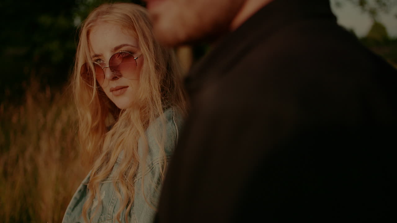 pareja alegre abrazándose y sonriendo al aire libre en verano 1