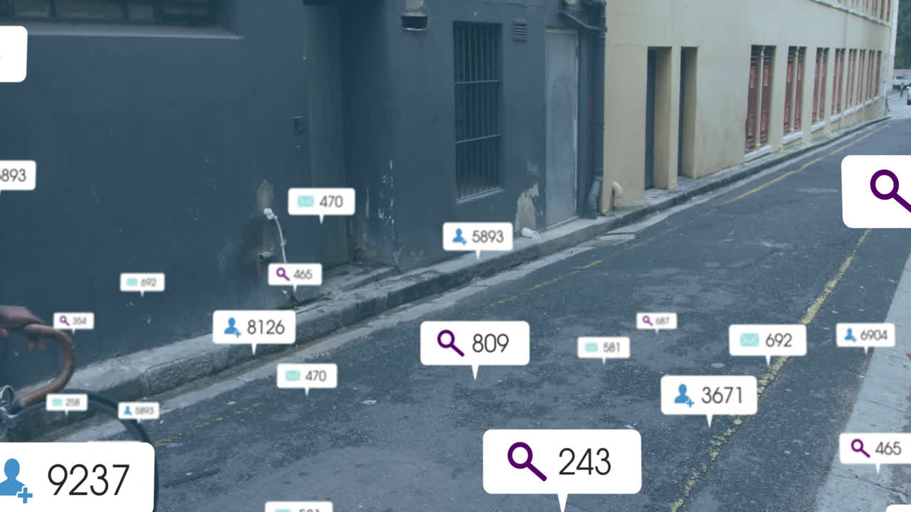 animación de notificaciones de los medios sobre mujer afroamericana en bicicleta en la calle de la ciudad