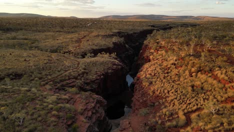 vuelo cinematográfico de drones sobre el parque nacional de karagini con el desfiladero de joffre durante la puesta de sol dorada en australia, pilbara
