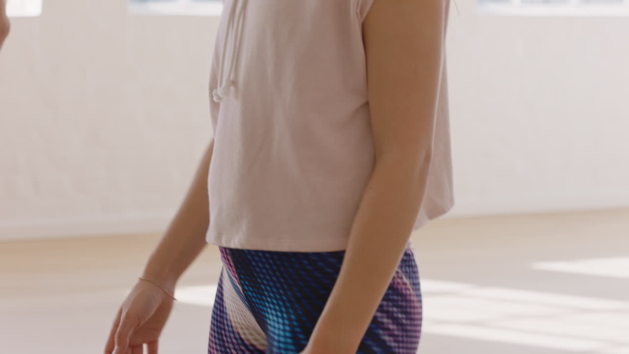 красивая кавказская женщина танцует группу здоровых людей, наслаждающихся тренировкой, отрабатывая хореографические танцевальные движения, веселясь в оживленной фитнес-студии