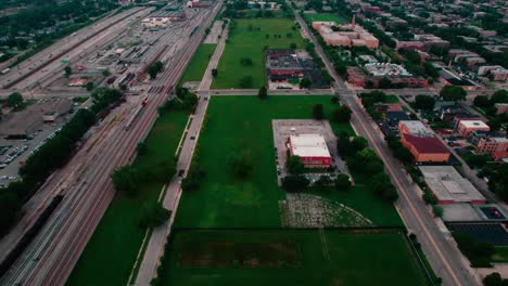 Von-Der-Innenstadt-Von-Chicago-Bis-Hin-Zu-Einem-Top-Down-Tennisplatz-Mit-Mehreren-Feldern